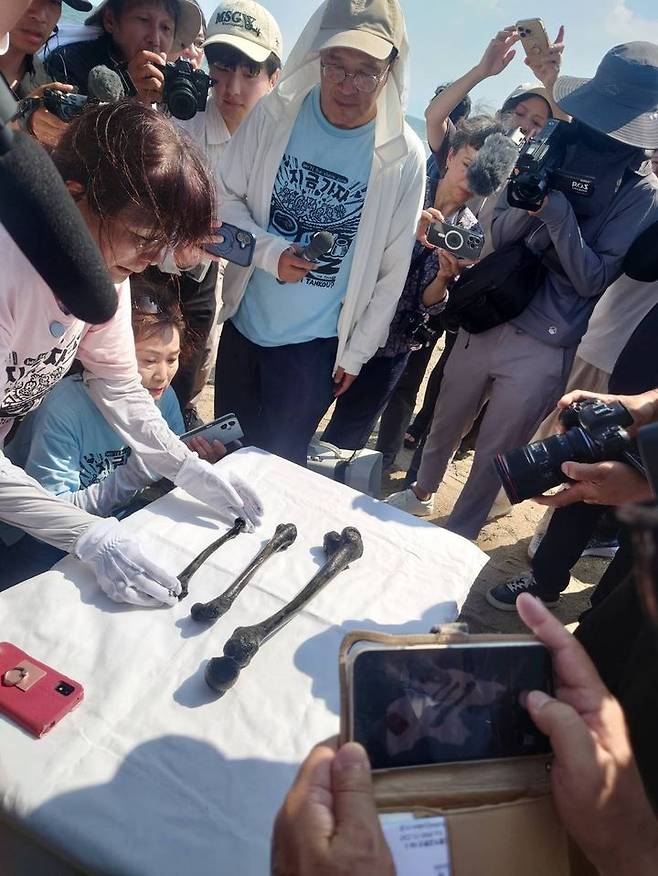 [서울=뉴시스] 임철휘 기자 = 일본 시민단체 '조세이 탄광 수몰사고(水非常)를 역사에 새기는 모임'(이하 새기는모임)이 지난해 8월 유해 발굴 잠수 조사 당시 발견한 인골. (사진=새기는모임 제공) 2025.09.19. photo@newsis.com *재판매 및 DB 금지