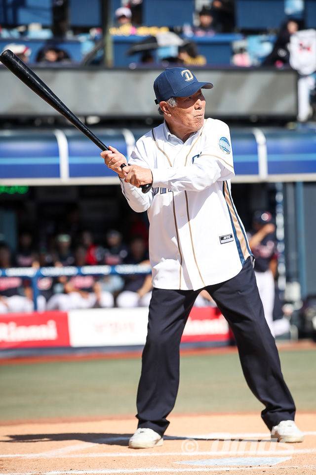 [서울=뉴시스] 마산 지역 야구의 산증인 김성길 선생이 24일 별세했다. 사진은 NC 다이노스 홈경기에 시타자로 나선 김성길 선생. (사진=NC 다이노스 제공) 2026.01.25.  *재판매 및 DB 금지
