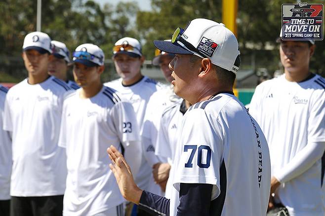 [서울=뉴시스] 프로야구 두산 베어스 김원형 감독이 25일 호주 시드니에서 열린 구단 스프링캠프 훈련을 앞두고 선수들에게 지시 사항을 전달하고 있다. (사진=두산 베어스 제공) 2026.01.25. *재판매 및 DB 금지