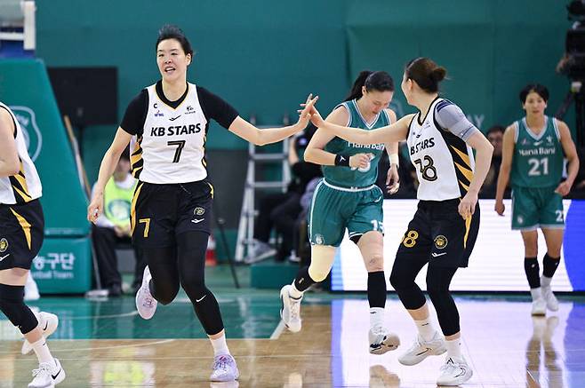 여자농구 국민은행, '선두' 하나은행에 연패 안기고 2연승