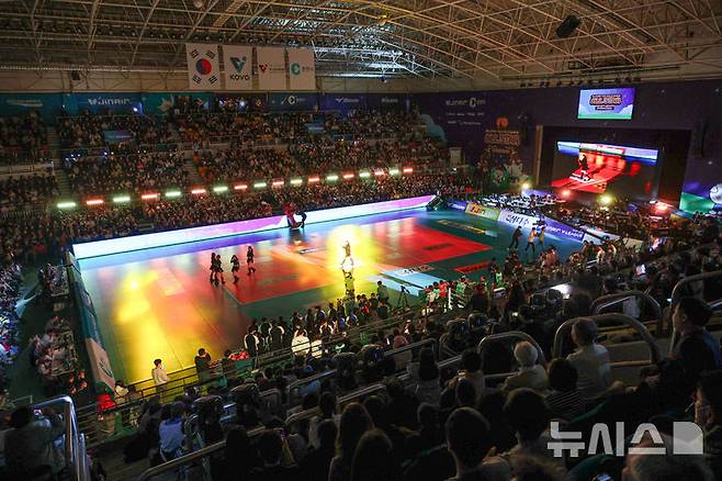 [춘천=뉴시스] 권창회 기자 = 25일 강원 춘천시 호반체육관에서 열린 진에어 2025~2026 V-리그 올스타전에서 가수 에일리의 축하공연이 진행되고 있다. 2026.01.25. kch0523@newsis.com