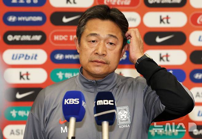 [인천공항=뉴시스] 이영환 기자 = 이민성 한국 23세 이하(U-23) 대표팀 감독이 25일 인천국제공항 제1여객터미널을 통해 귀국해 인터뷰에 앞서 머리를 넘기고 있다.이민성 감독이 지휘한 한국 U-23 대표팀은 지난 24일(한국 시간) 사우디아라비아 제다의 킹 압둘라 스포츠시티 홀 스타디움에서 치러진 대회 3·4위전에서 베트남과 전·후반 90분을 2-2로 비긴 뒤 연장전을 거쳐 승부차기에서 6-7로 져 아시안컵을 4위로 마쳤다. 2026.01.25. 20hwan@newsis.com