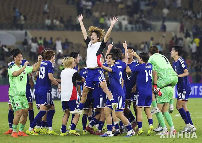 [제다=신화/뉴시스] 일본 U23 축구대표팀이 24일(현지 시간) 사우디아라비아 제다의 프린스 압둘라 알 파이살 스포츠시티에서 열린 2026 아시아축구연맹(AFC) 23세 이하(U23) 아시안컵 결승전에서 중국을 물리친 후 환호하고 있다. 일본이 중국을 4-0으로 완파하고 2연패를 달성했다. 2026.01.25.