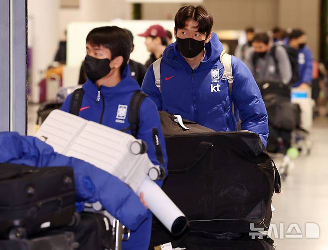 [인천공항=뉴시스] 이영환 기자 = 한국 23세 이하(U-23) 대표팀 선수들이 25일 인천국제공항 제1여객터미널을 통해 귀국하고 있다.이민성 감독이 지휘한 한국 U-23 대표팀은 지난 24일(한국 시간) 사우디아라비아 제다의 킹 압둘라 스포츠시티 홀 스타디움에서 치러진 대회 3·4위전에서 베트남과 전·후반 90분을 2-2로 비긴 뒤 연장전을 거쳐 승부차기에서 6-7로 져 아시안컵을 4위로 마쳤다. 2026.01.25. 20hwan@newsis.com