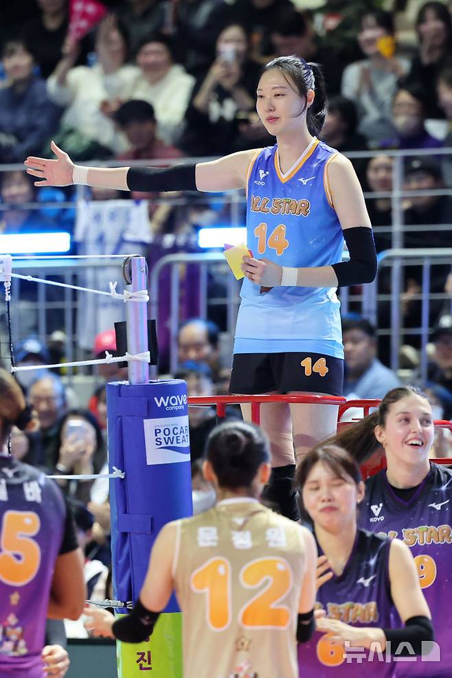 [춘천=뉴시스] 권창회 기자 = 25일 강원 춘천시 호반체육관에서 열린 진에어 2025~2026 V-리그 올스타전에서 K-스타 양효진이 심판을 보며 V-스타 선수들에게 항의를 받고 있다. 2026.01.25. kch0523@newsis.com