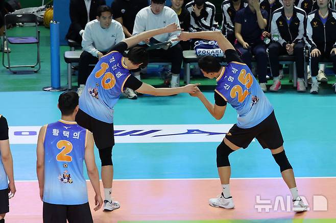 [춘천=뉴시스] 권창회 기자 = 25일 강원 춘천시 호반체육관에서 열린 진에어 2025~2026 V-리그 올스타전에서 K-스타 신영석과 김진영이 손을 맞추고 있다. 2026.01.25. kch0523@newsis.com