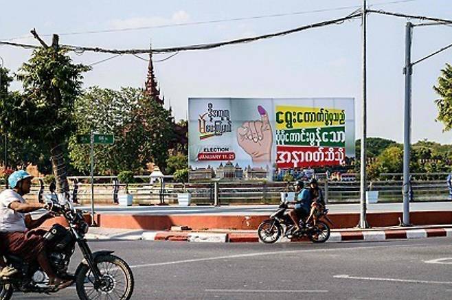 미얀마 만달레이 도로에 내걸린 투표 촉구 포스터. 연합뉴스