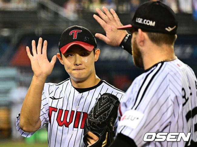 [OSEN=잠실, 지형준 기자] 30일 서울 잠실구장에서 ‘2025 신한 SOL Bank KBO리그’ LG 트윈스와 두산 베어스의 시즌 16차전이 열렸다.LG는 정규시즌 우승 매직넘버가 ‘1’이다. 승리를 한다면, 우승을 결정짓게 된다. 9위가 확정된 두산은 시즌 최종전이다.&nbsp;LG는 송승기, 두산은 콜어빈이 선발로 나섰다.6회초 수비를 마치고 LG 김영우가 오스틴과 하이파이브를 하고 있다. 2025.09.30 /jpnews@osen.co.kr