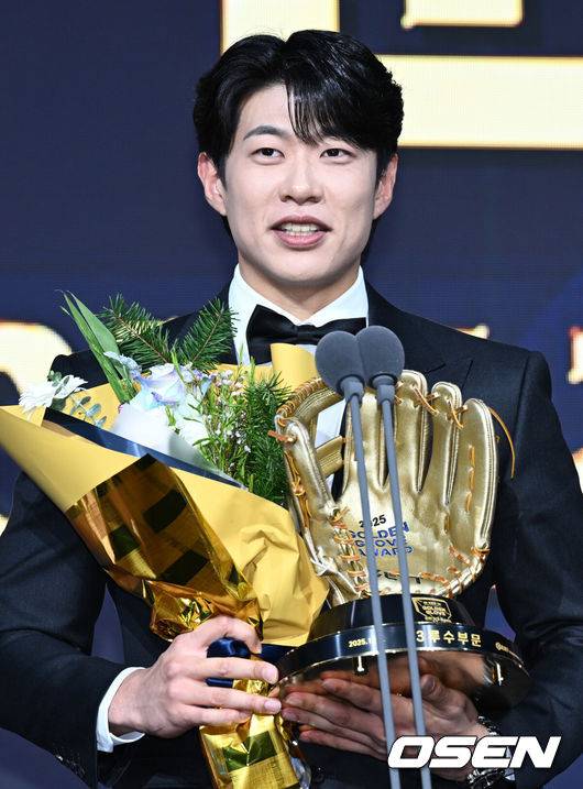 [OSEN=조은정 기자] 9일 오후 서울 송파구 잠실동 롯데호텔 월드에서 2025 신한은행 SOL 뱅크 KBO 골든글러브 시상식이 열렸다.KBO 골든글러브 시상식은 포지션별 최고의 선수를 가리는 자리로 올 시즌의 대미를 장식하는 자리다. 3루수 부문 수상한 키움 송성문이 소감을 전하고 있다. 2025.12.09 /cej@osen.co.kr