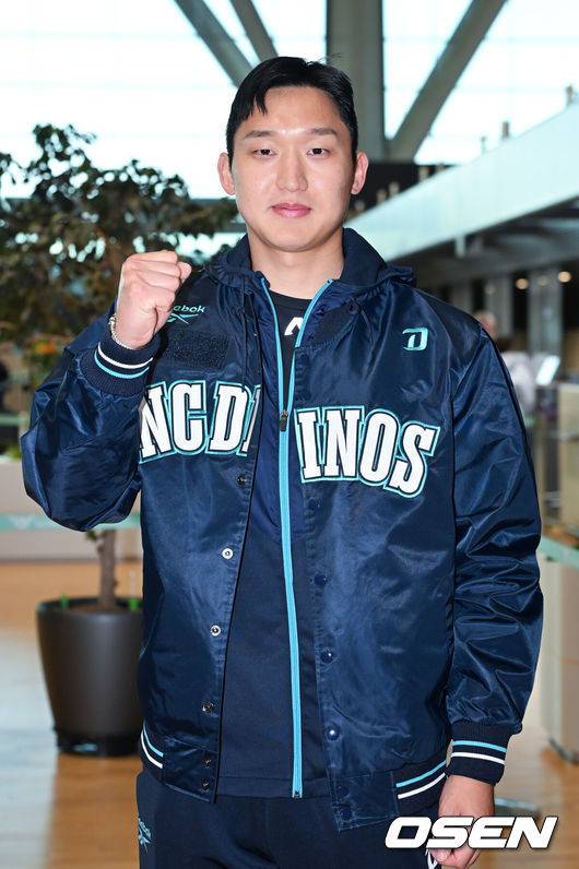 [OSEN=인천공항, 민경훈 기자] 프로야구 NC 다이노스가 스프링캠프 위해 24일 오후 인천국제공항을 통해 미국 LA로 출국했다.NC 스프링캠프 본진은 로스앤젤레스에 도착한 후 미국 국내선을 경유해 애리조나 투손으로 이동할 예정이다.NC 구창모가 출국길에 오르며 포즈를 취하고 있다. 2026.01.24 / rumi@osen.co.kr