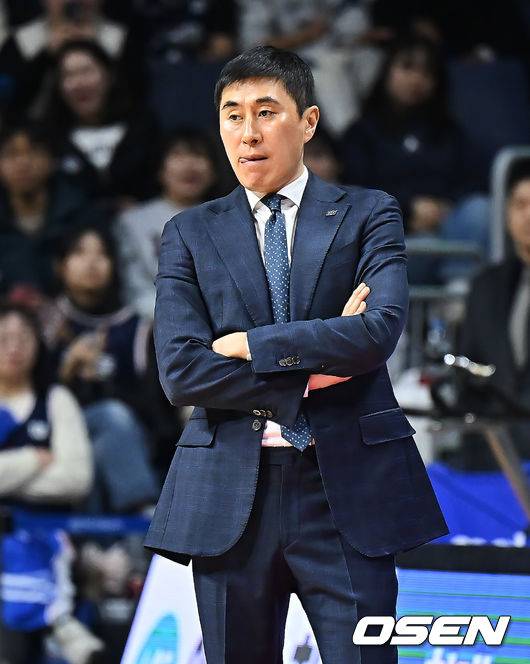 [OSEN=부산, 이석우 기자] 25일 부산 사직체육관에서 2025-2026 LG전자 프로농구 부산 KCC와 서울 SK의 경기가 열렸다.부상자 복귀에도 완전한 경기력을 회복하지 못한 KCC와 강행군 속 주전 안영준까지 이탈한 SK가 정상 전력이 아닌 상태로 맞대결을 펼친다.부산 KCC 이상민 감독이 경기가 안풀리자 어두운 표정을 짓고 있다. 2026.01.25 / foto0307@osen.co.kr