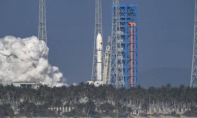 19일(현지시간) 중국 하이난에서 로켓을 발사하는 모습. 신화연합뉴스