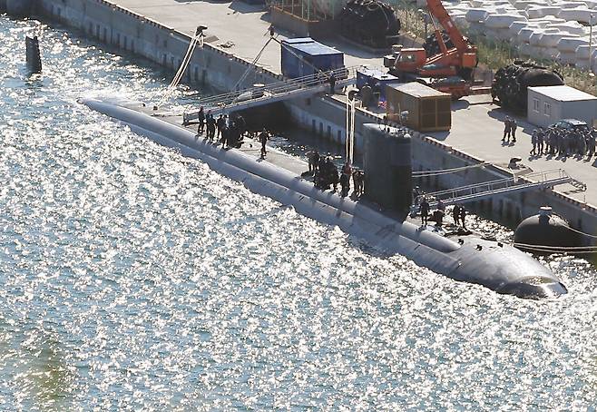 미&nbsp;해군 로스앤젤레스급 핵추진잠수함이 부산 작전기지에 입항해 있다. 세계일보 자료사진