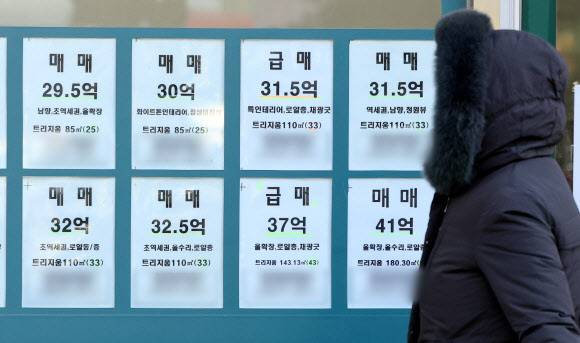 지난 22일&nbsp;서울 송파구의 한 부동산에 인근 아파트 월세·전세·매매 매물 안내문. 연합뉴스