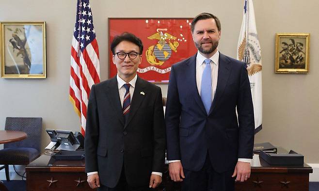 김민석 국무총리가 23일(현지 시간) 미국 워싱턴DC 백악관에서 JD 밴스 미 부통령과 회담에 앞서 기념촬영을 하고 있다. 총리실 제공