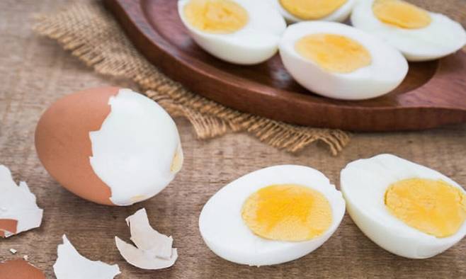 달걀을 제대로 삶으려면 큰 냄비에 달걀을 완전히 덮을 수 있는 충분한 물을 채우는 게 중요하다. 게티이미지뱅크