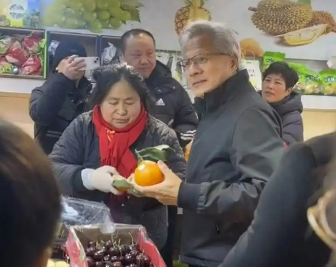 젠슨황(오른쪽) 엔비디아 최고경영자가 24일 중국 상하이의 한 시장을 찾아 과일을 사고 있다. 바이두 캡처