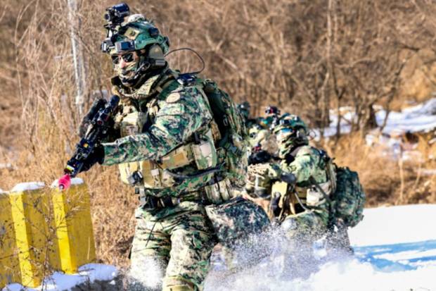 육군 특수전사령부 제13특수임무여단(일명 흑표부대) 장병들이 강원도 인제 육군 과학화전투훈련단(KCTC) 훈련장에서 동계 특수전 훈련을 하고 있다. 사진 제공=육군