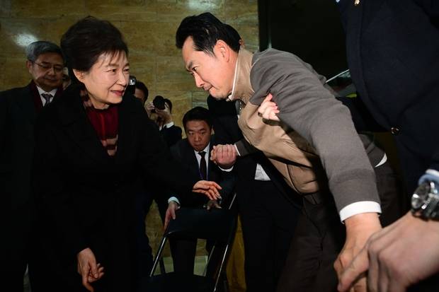 박근혜 전 대통령이 이달 22일 국회 로텐더홀 단식 농성장에서 통일교·공천헌금 ‘쌍특검’ 수용을 요구하며 여드레째 단식 중인 장동혁 국민의힘 대표를 방문하고 있다. 국회사진기자단