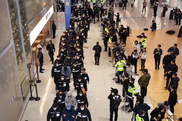 캄보디아를 거점으로 대규모 스캠 범죄를 저지른 한국 국적 피의자 73명이 23일 오전 인천국제공항 2터미널을 통해 강제 송환되고 있다. 뉴스1