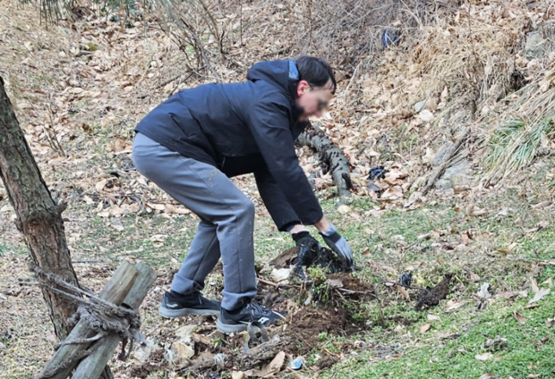 영하권 강추위 속에서도 홀로 산속에 묻힌 쓰레기 꺼내는 외국인 남성. 연합뉴스