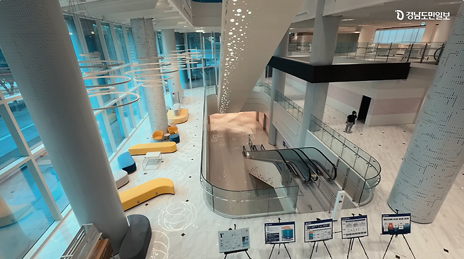 <경남도민일보> 유튜브 채널을 통해 공개된 옛 ‘창원 SM타운’의 내부 모습. ⓒ<경남도민일보> 유튜브 갈무리