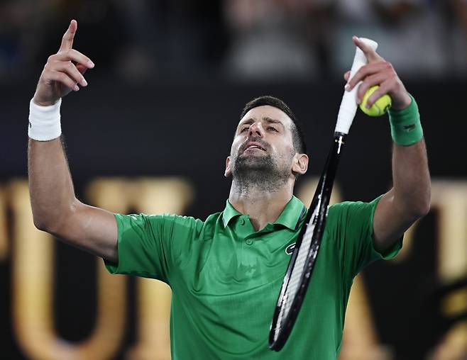 노박 조코비치가 24일(한국시간) 호주 멜버른에서 열린 2026 호주오픈 테니스 대회 7일째 남자 단식 3회전에서 보틱 판더잔출프(75위·네덜란드)를 상대로 3-0 승리를 확정 지은 뒤 세리머니를 하고 있다. 멜버른|신화 뉴시스