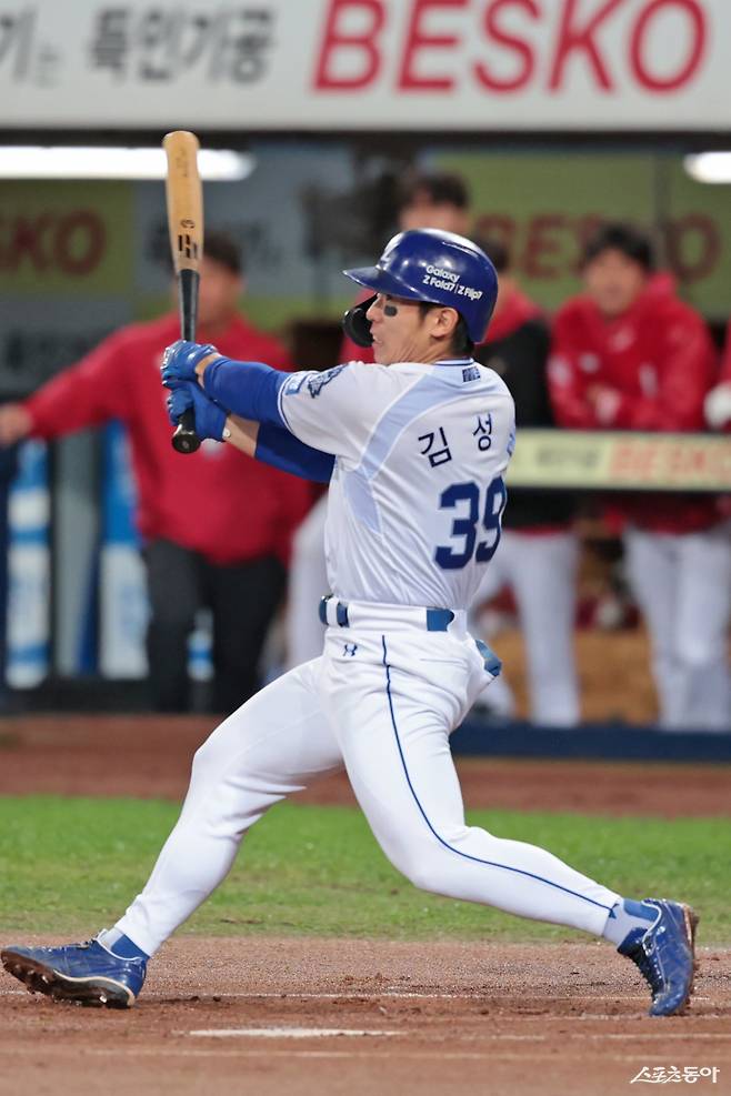 삼성이&nbsp;25일 연봉 재계약 대상자 68명과 연봉 계약을 마쳤다. 인상률(158.3%), 인상액(1억3000만 원) 모두 팀 내 2위를 기록한 김성윤은&nbsp;2026시즌 2억 원의 연봉을 받는다. 뉴시스