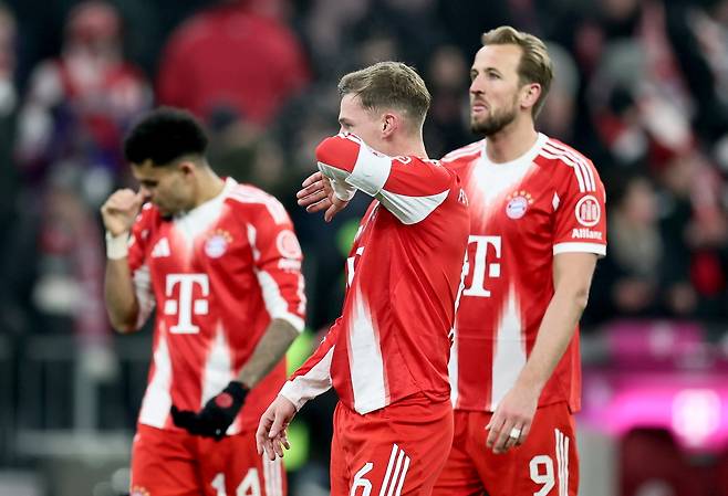 2025-2026시즌 분데스리가 19라운드 아우크스부르크와 맞대결에서 1-2로 패배 후 아쉬워하는 바이에른 뮌헨 선수들. EPA연합뉴스