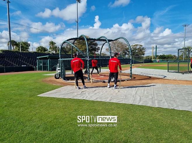▲ 자율 훈련임에도 불구하고 SSG 거의 모든 선수들은 아침부터 나와 훈련으로 몸을 풀며 올해 캠프에 대한 의지를 보여줬다 ⓒ김태우 기자