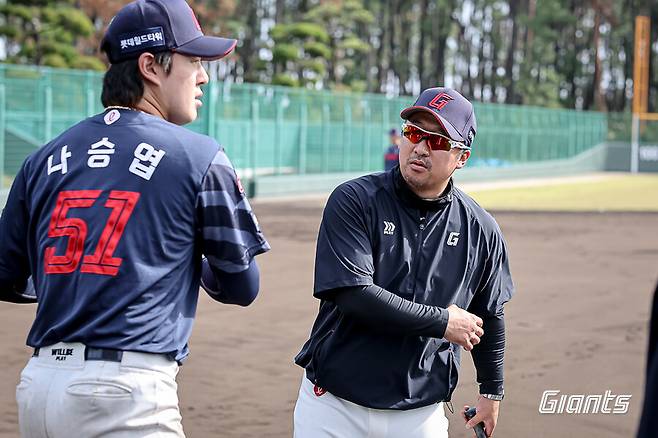 ▲ 롯데 나승엽과 이병규 코치. ⓒ 롯데 자이언츠