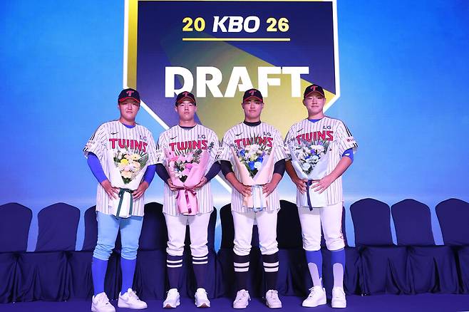 ▲ LG 2026 신인. 왼쪽부터 부산고 포수 강민기, 제물포고 투수 권우준, 인천고 투수 박준성, 경기항공고 투수 양우진. ⓒ LG 트윈스