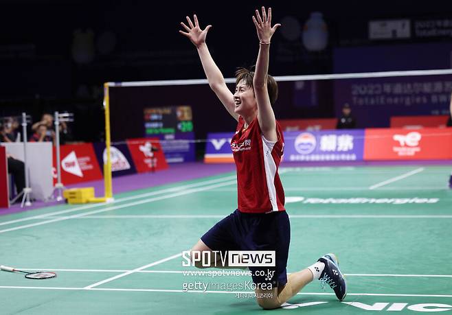 ▲안세영이 불참한 기회를 놓치지 않은 천위페이는 압도적인 기량으로 인도네시아 마스터스 정상에 오르며 건재함을 과시했다. 다만 어깨에는 여러 장의 붕대가 붙어 있었고 경기 후반 체력 저하도 뚜렷했다. 2020 도쿄 올림픽에서 금메달을 목에 걸던 전성기와 비교하면 확연한 차이가 느껴진다.