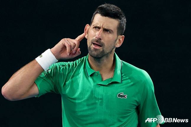 조코비치가 24일 호주오픈 32강에서 승리 후 세리머니를 하고 있다. /AFPBBNews=뉴스1