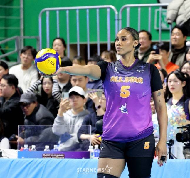 서브퀸 콘테스트에서 서브를 준비 중인 GS칼텍스 실바. /사진=강영조 선임기자