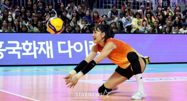베스트 리베로 콘테스트에서 동료들의 서브를 받고 있는 임명옥. /사진=강영조 선임기자