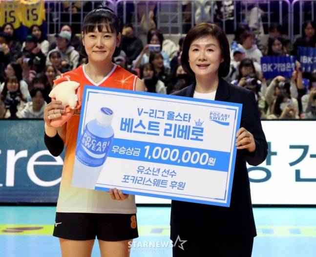 임명옥(왼쪽)이 베스트 리베로 콘테스트에서 우승을 차지하고 이진숙 동아오츠카 전무이사로부터 상금 100만원을 수여받고 있다. /사진=강영조 선임기자