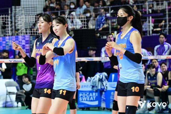 최서현(가운데)이 이선우(왼쪽), 박혜민과 세리머니를 하고 있다. /사진=KOVO 제공