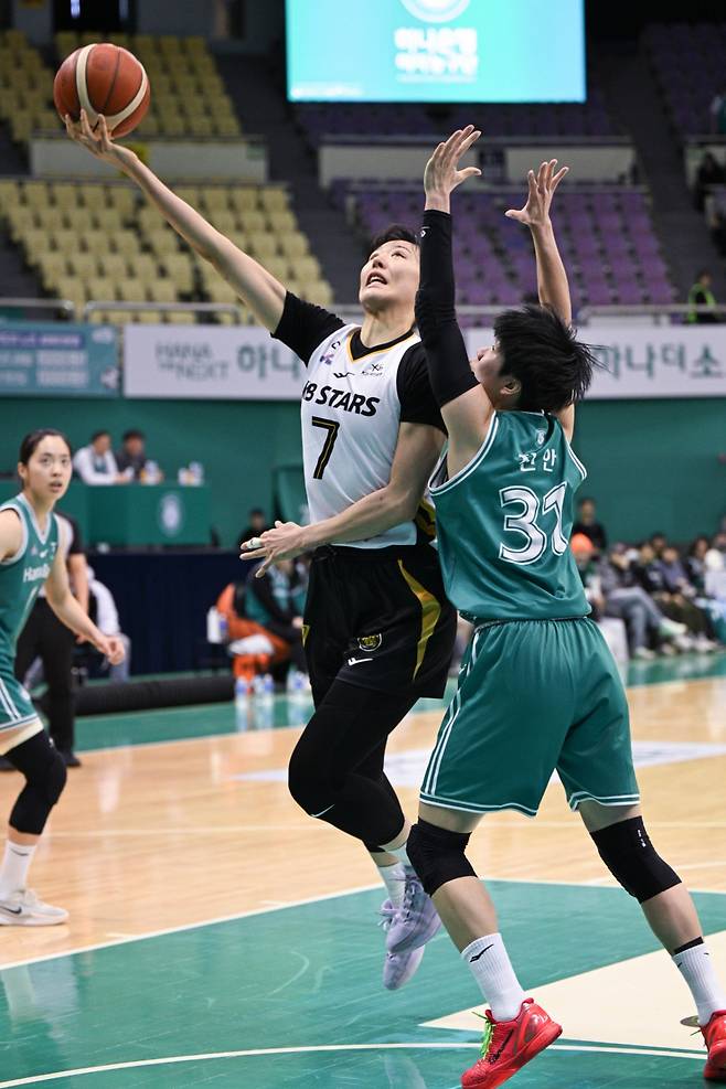 박지수(왼쪽)가 25일 오후 4시 부천체육관에서 열린 BNK금융 2025~2026 여자프로농구 정규리그 4라운드 경기에서 진안을 피해 슛을 시도하고 있다. /사진=WKBL 제공
