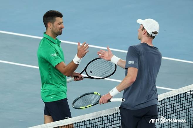 노바크 조코비치(왼쪽)와 보틱 판더잔출프. /AFPBBNews=뉴스1