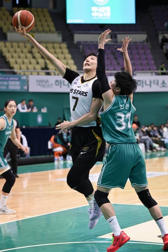 박지수(왼쪽)가 25일 오후 4시 부천체육관에서 열린 BNK금융 2025~2026 여자프로농구 정규리그 4라운드 경기에서 진안을 피해 슛을 시도하고 있다. /사진=WKBL 제공