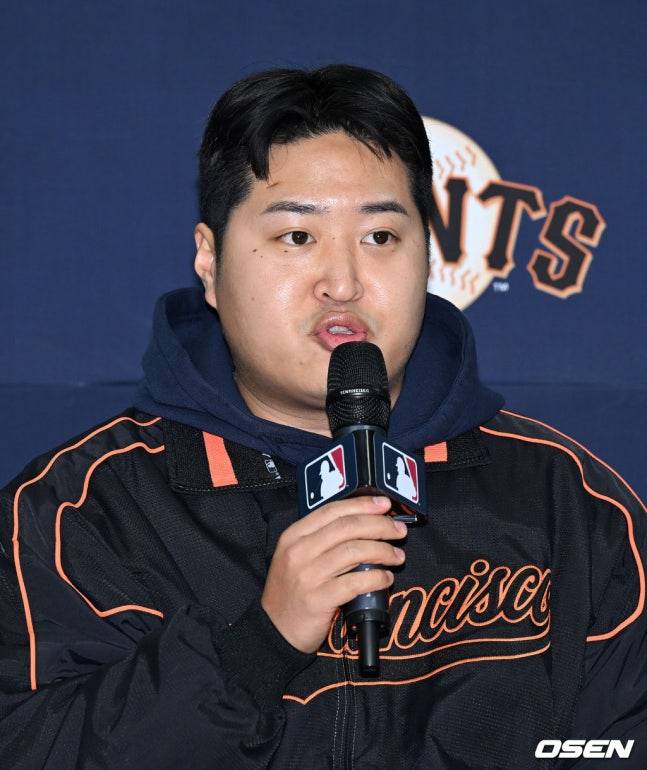 이정후의 통역을 담당하는 한동희씨.