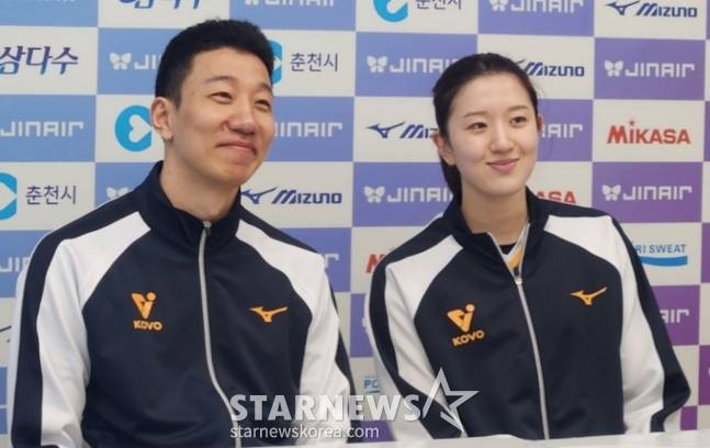 신영석(왼쪽)과 이다현이 25일 V리그 올스타전에서 세리머니상을 수상한 뒤 인터뷰를 하고 있다. /사진=안호근 기자