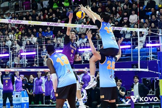 신영석(오른쪽 아래)이 김진영을 목마 태워 블로킹을 해내고 있다. /사진=KOVO 제공