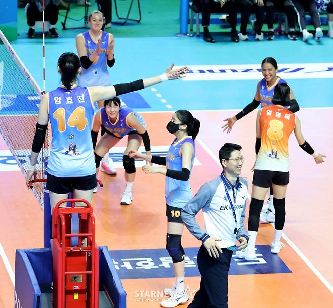 [카메라톡스]'송인석 주심에 레드카드, 판정은 심판 마음대로' 양효진의 무소불위 권력행사