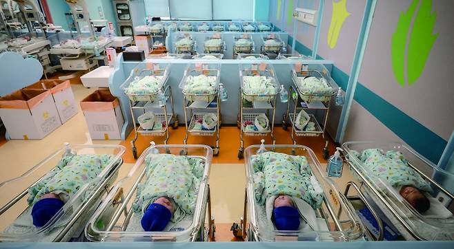 역대 정부의 출산 정책을 보면, 국가의 민낯이 드러난다.[사진｜뉴시스]