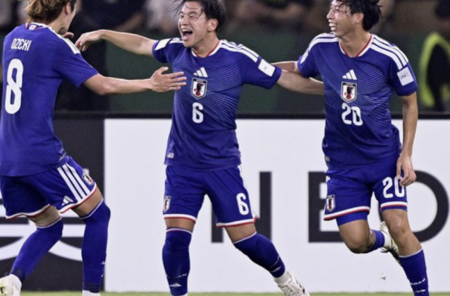 일본 축구가 다시 한번 아시아 최강임을 입증했다. 그것도 23세 이하(U-23) 대회에 U-21 선수들을 내보내고도 만들어낸 압도적인 우승이었다. 반면 '동생'들에게 연거푸 무릎을 꿇었던 한국은 '아시아 축구의 맹주'라는 자존심에 상처를 입었다. 오이와 고 감독이 이끄는 일본 대표팀은 25일(한국시간) 사우디아라비아 제다의 프린스 압둘라 알파이살 스포츠 시티 스타디움에서 열린 2026 아시아축구연맹(AFC) U-23 아시안컵 결승전에서 중국을 4-0으로 대파하고 우승 트로피를 들어 올렸다. AFC