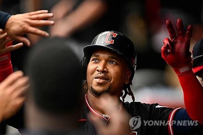 미국 메이저리그(MLB)를 대표하는 내야수 중 한 명인 호세 라미레즈가 7년 1억7500만달러(약 2545억원) 규모의 연장 계약에 합의했다. 라미레즈는 2026~2032년 매년 연봉 2500만 달러를 수령하고, 중 매 시즌 1000만 달러는 2036년부터 지급 유예된다. AFP 연합뉴스