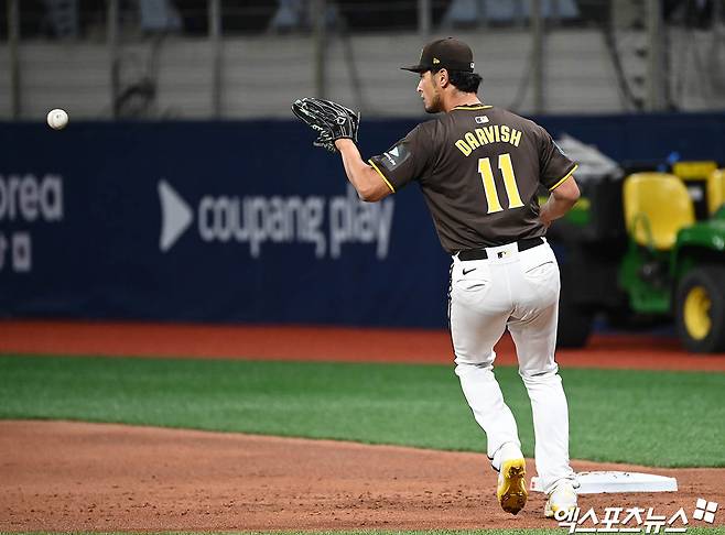 은퇴설에 휩싸인 일본인 투수 다르빗슈 유가 25일 자신의 SNS를 통해 소속팀 샌디에이고와 계약 해지에 관해 이야기를 나누고 있다고 밝혔다. 다만 은퇴설에 대해서는 선을 그었다. 현재 팔꿈치 재활에 전념하고 있으며  다시 투구할 수 있는 단계에 이르면 처음부터 시작한다는 각오로 경쟁할 것이라고 전했다. 엑스포츠뉴스 DB