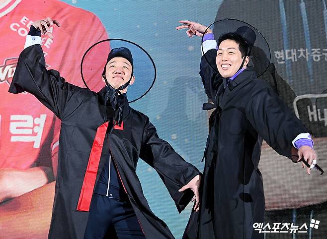 남자프로배구 한국전력의 신영석(왼쪽)이 25일 강원도 춘천 호반 체육관에서 열린 진에어 2025-2026 V리그 올스타전 선수 입장 때 현대캐피탈 최민호와 넷플릭스 애니매이션 '케이팝 데몬 헌터스'의 캐릭터 사자 보이스 퍼포먼스를 선보였다. 사진 고아라 기자